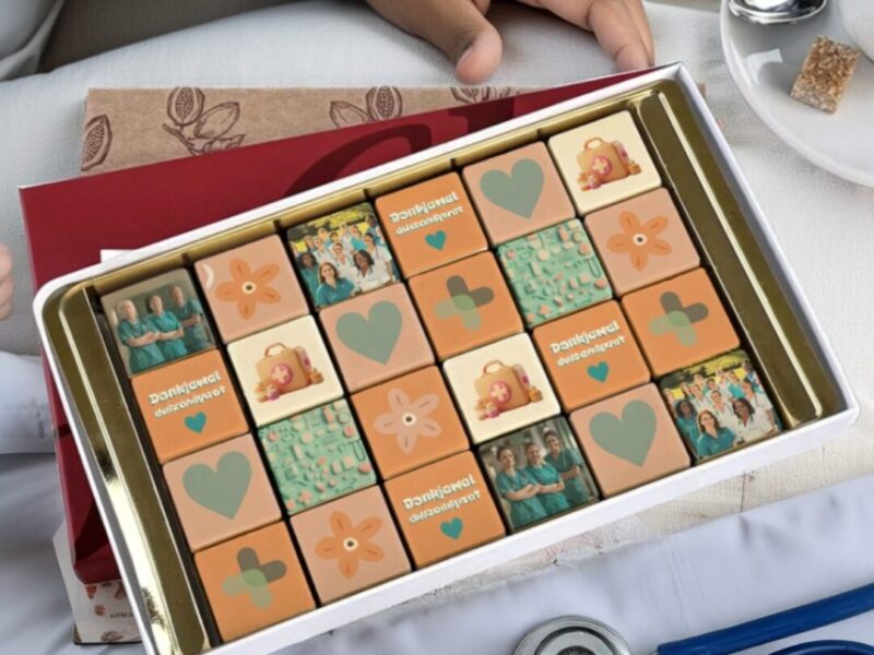 wenskaart van chocolade met 24 chocolade blokjes in dag van de zorg thema. Tasty Present